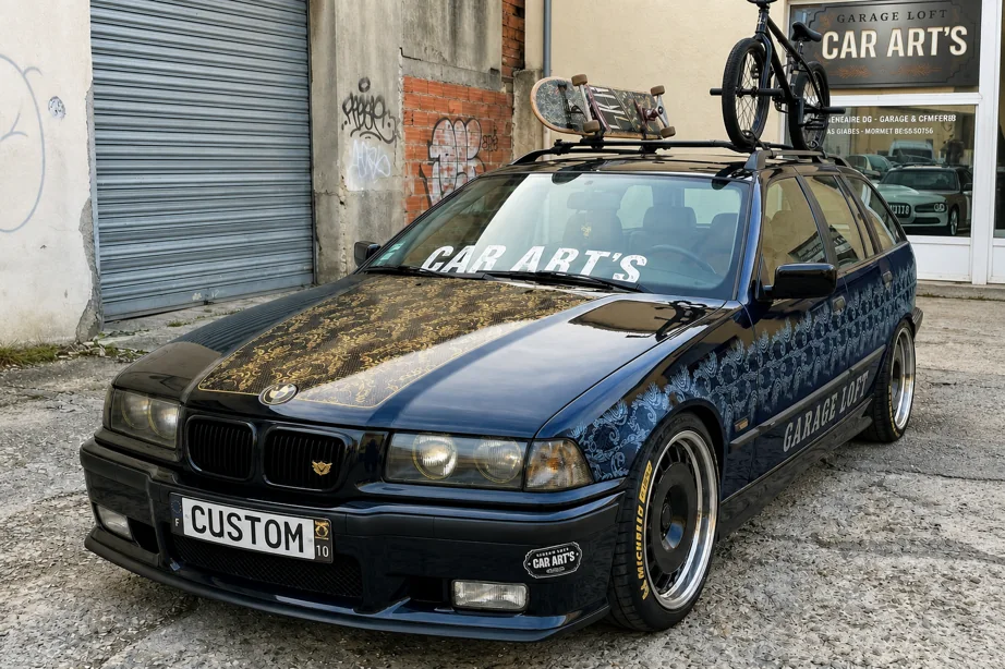 BMW E36 Touring custom peinte par Car Art's — carrosserie artistique, plan 3/4 avant