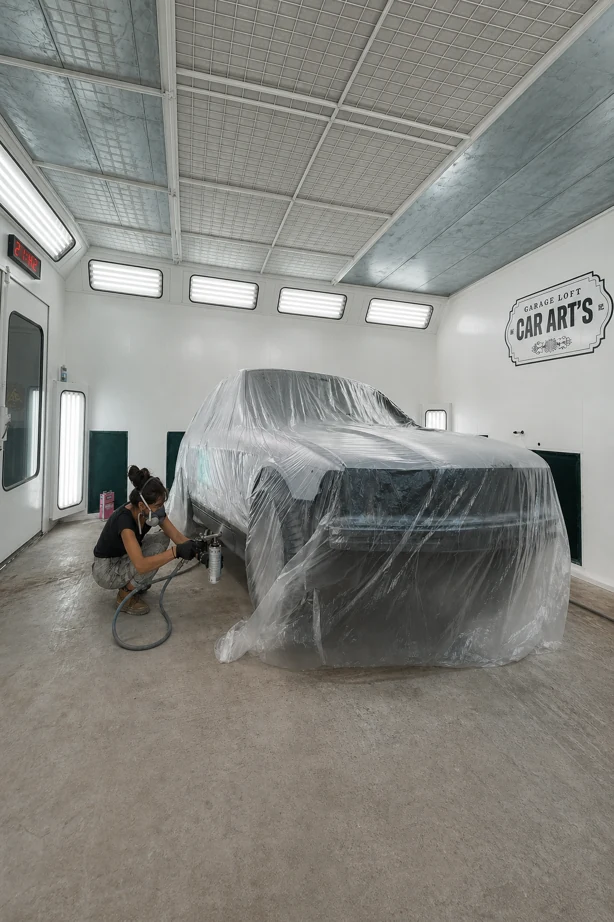 Cabine de peinture en activité — garage loft Car Art's, Lot-et-Garonne