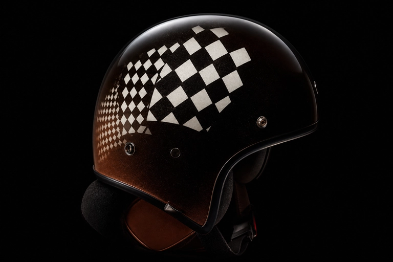 Casque jet custom damier race cuivre noir métallisé — création Car Art's Sud-Ouest