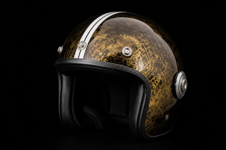 Casque jet custom feuille d'or texture craquelée, bande blanche centrale — Car Art's aérographe premium