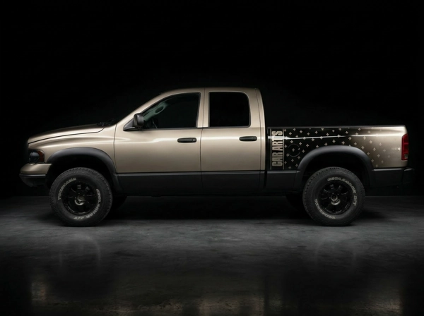 Dodge Ram pick-up beige custom motif fleur de lys, lettrage Car Art's — réalisation Aquitaine