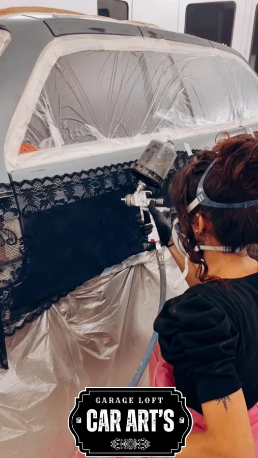 Laura Chaminade à l'aérographe dans l'atelier Car Art's à Pont-du-Casse