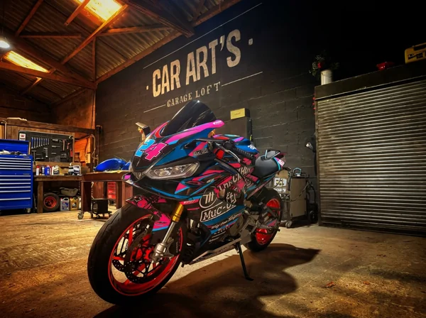 Aprilia rs 660 après peinture custom artistique Car Art's